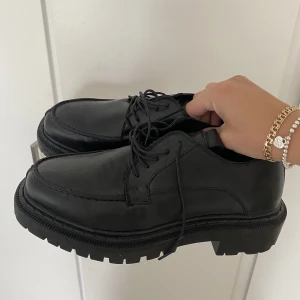 Skor - Läderbrogues från NA-KD i äkta läder. Helt oanvända i strl 39, köpta för 800. Priset är exkl frakt🥰