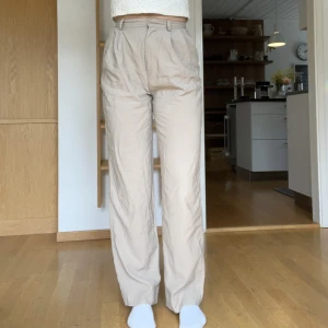 Kostymbyxor - Mina favoritkostymbyxor söker ny ägare då de har blivit för små för mig. Väldigt bra material och snygg passform! Passar perfekt på mig som är 170 cm. Ifrån Lindex, storlek 34. Pris: 80kr 