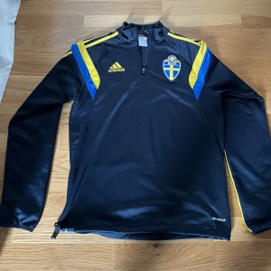 Sverige tröja - Hej, säljer min adidas half zip landslagströja i fint skick för 300 kr. Tröjan är storlek M