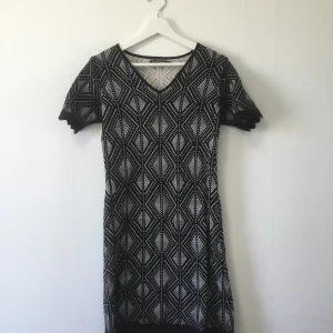 Gudrun Sjödén klänning, mönstrad, storlek small  - Klänning från Gudrun Sjödén. Stickad och har en vacket mönster.   Mjuk och strechigt bommulstyg. Släpper in luft och är bra för alla slags väder.   Stor 1960-tals vibe. 