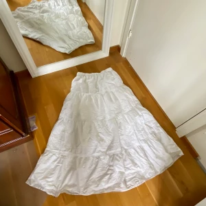 Sommarkjol  - Världens finaste kjol som tyvärr är för lång för mig som är 155 cm lång! Kjolen har knyte i midjan och en underkjol som gör att den inte är genomskinlig 🤍