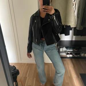 Calvin Klein Skinnjacka - Skinnjacka från Calvin Klein, endast använd en gång. Supersnygg till hösten 💕 köpt på Åhléns förra året för 2100 