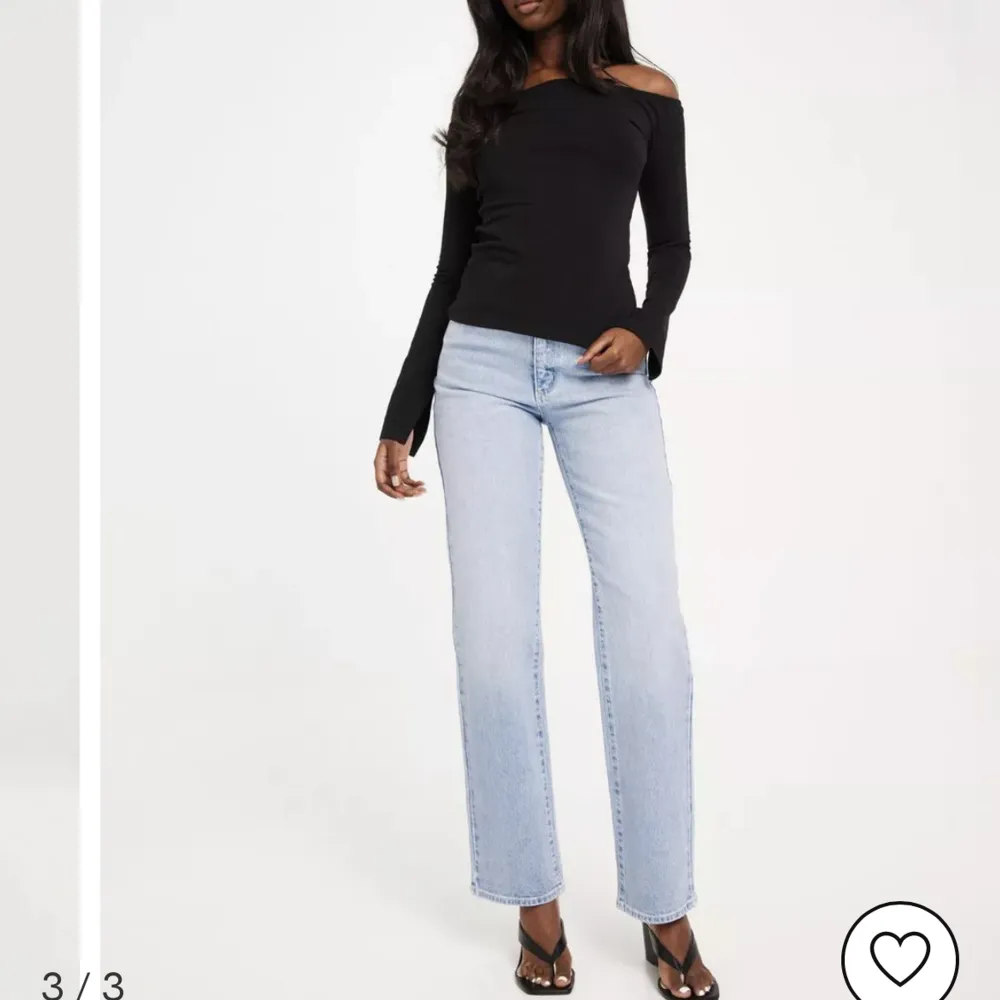 Jättesköna och snygga högmidjade jeans, använt fåtal gånger och kommer tyvärr inte till användning, köparen står för frakten 😇. Jeans & Byxor.