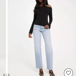 Jeans  - Jättesköna och snygga högmidjade jeans, använt fåtal gånger och kommer tyvärr inte till användning, köparen står för frakten 😇