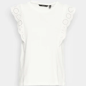 topp med volang - fin topp från vero moda med spets volang💞nästan aldrig använd