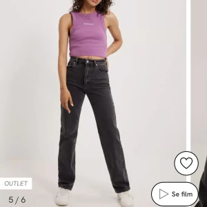 Jeans  - Högmidjade jeans med bra passform, avända fåtal gånger! Kommer tyvärr inte till användning men är jättesköna, köparen står för frakten😇