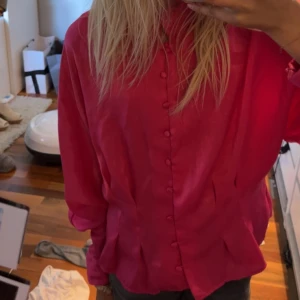 Blus - Snygg blus från Zara. Helt oanvänd allså jätte bra skick! Nypris 360kr