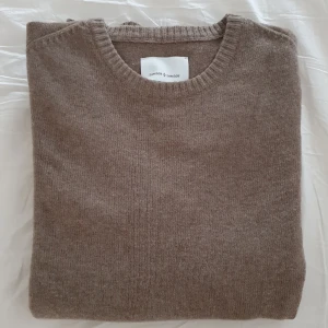 Samsoe and Samsoe - Samsoe and Samso Heine O-neck 132 Timber wolf melange Srlk XL Använd 2-3 ggr, bra skick