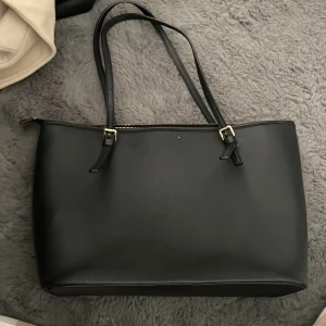 skolväska - väska från HM. dator får plats i💕 snygg