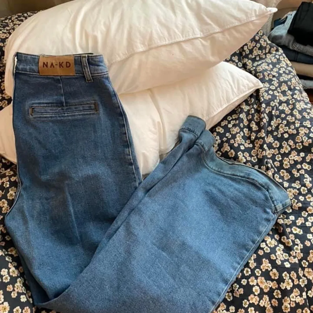 70-tals inspirerande jeans från NAKD. Med snygga detaljer på fikonens. Stretchiga och utsvänga. St.34. Jeans & Byxor.