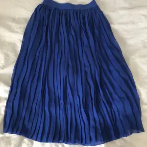 Säljer denna mörkblå kjolen från NA-KD i mycket fint skick. Storleken är xs, men passar även mig som är s. Priset går att diskutera💗💕