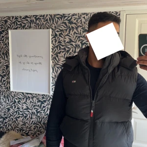 Hilfiger väst - Snygg skön Hilfiger väst. Luva går att ta av. Använd vid 2 tillfällen. Köpte västen för 2500 kr. Pris kan diskuteras vid snabb affär! Storlek M i jackan. 