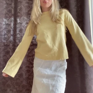 Gul tröja - Fin gul tröja med utsvängda ärmar i ribbat tyg. Syns att den är använd men ändå i fint skick. Har även en i blå (se bland mina annonser) Skriv för fler bilder.💛