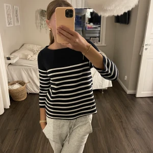 Randig tröja  - En jättefin vit och marinblå randig finstickad tröja som är köpt på second hand därav priset! Den är i jättebra skick!💗