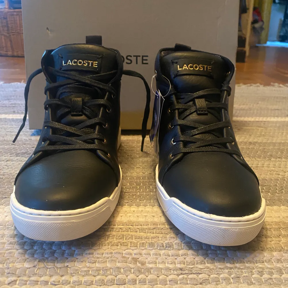 Helt nya Lacoste skor i storlek 39 (UK 5.5). Skor.