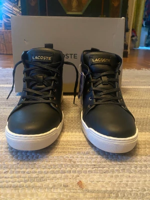 Lacoste skor - Helt nya Lacoste skor i storlek 39 (UK 5.5)