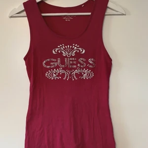 Äldre Guess linne - Sååå fin men den ser ganska röd ut på bilden linnet är mer hallon rosa i verkligheten👌skriv innan köp nu 