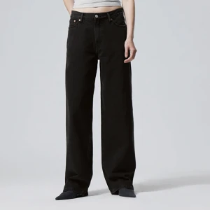 Weekday jeans  - Säljer mina Rail Mid Loose Straight Jeans från Weekday. Knappt använda, slutsålda på hemsidan och de är i storlek 29/32. Original pris är 590kr, säljer för 300 plus frakt. Skriv vid intresse och för fler bilder☺️