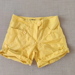 Shorts  - Fint skick, stl 36 Katt finns i hemmet 