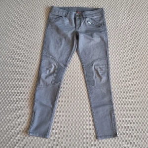 Jeans  - Stretchiga grå ankeljeans. Slim fit, låg midja. Aldrig använda. 