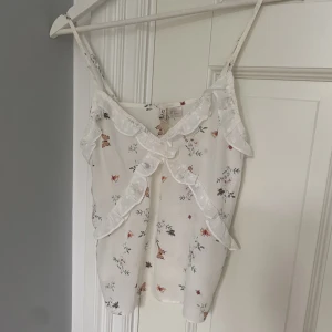 Sommar linne - Säljer det här perfekta sommar linnet då jag tyvärr växt ur det💕Jättefint skick!👌🏼👌🏼