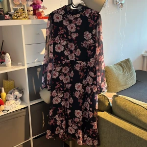 Sommarklänning  - Köpt från about you.säljer för att jag kunde inte göra retur och är inte min stil. Helt oanvänt 