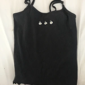 Abercrombi&fitch tröja  - Säljer denna topp med tre blommor från abercrombi&fitch i storlek 11/12