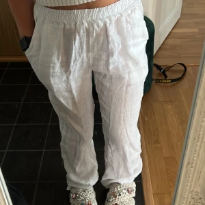 Vita linnebyxor  - Säljer dessa linnebyxor från Chelsea 🩷dom är i fint skick!! Storlek XXS men passar Xs/s 