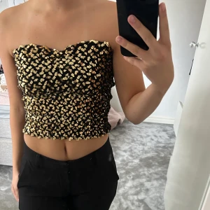 Fest topp - Söt fest topp med gulliga paljetter😍 knappt använd och i väldigt bra skick, vet inte storlek men passar xs/s💕 