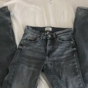 Säljer dessa grå lågmidjade boothcut jeans från only då dom inte kommit till användning så mkt. Ny pris ligger på 500-550 men säljer dom för 390 då dom knappt e använda 