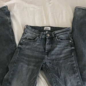Grå lågmidjade bootcut jeans  - Säljer dessa grå lågmidjade boothcut jeans från only då dom inte kommit till användning så mkt. Ny pris ligger på 500-550 men säljer dom för 390 då dom knappt e använda 