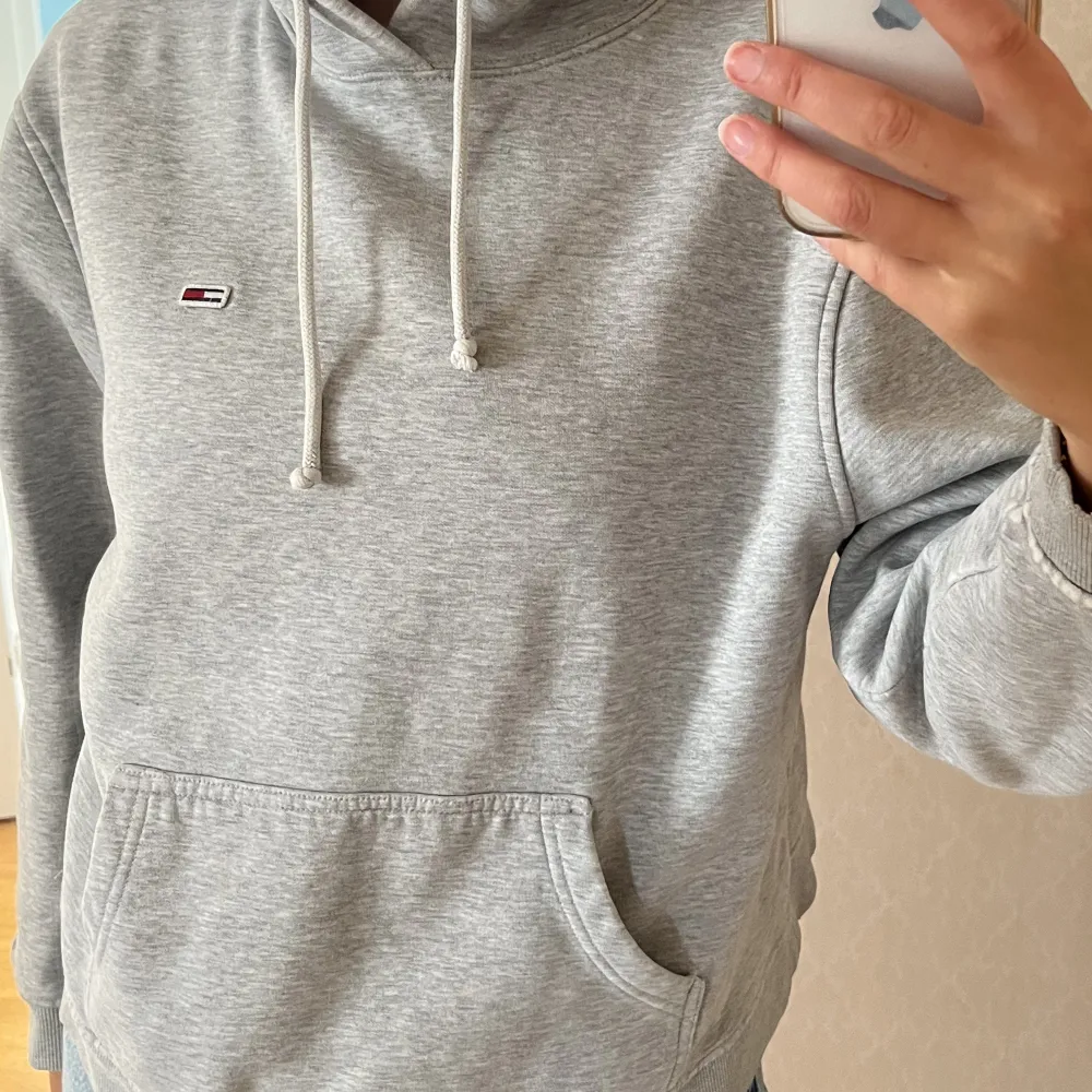 Storlek L men är en s enligt mig. Väldigt liten i storlek. Köpt på NK för 1100.. Hoodies.