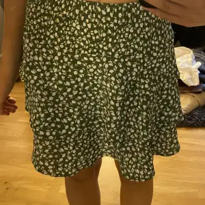 Blommig grön kjol 