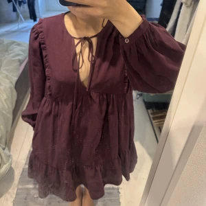 Klänning  - Klänning från Zara, den har varit väldigt eftertraktad och populär förut men då den inte kommer till så mycket användning så kollar jag nu om det finns något intresse för den fortfarande. Kom gärna med bud och skriv om det är något nu undrar. 