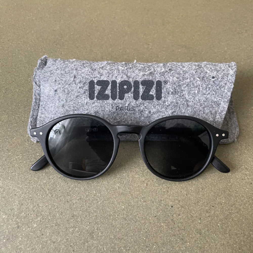 Solglasögon från IZIPIZI utan styrka. glasögonen är använda och på vissa ställen är lacken lite sliten (se bild) men utöver det är glaset i mycket fint skick och dom sitter superbra på!. Accessoarer.