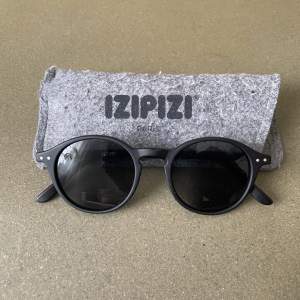 Solglasögon från IZIPIZI utan styrka. glasögonen är använda och på vissa ställen är lacken lite sliten (se bild) men utöver det är glaset i mycket fint skick och dom sitter superbra på!