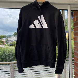 Hoddie - En addidas hoddie knappt använd. Kan inte ha den längre.