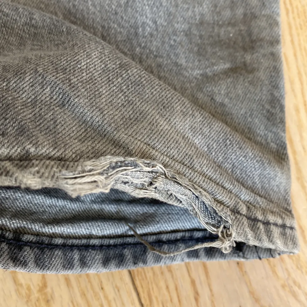 Hej säljer ett par gråa Jack and Jones jeans i scick 6/10 då den har ett litet hål vid röven som man kan se på andra bilden och så har den lite slitage som man kan se på tredje bilden men annars rätt okej scick kan mötas upp och frakta med postnord. Jeans & Byxor.