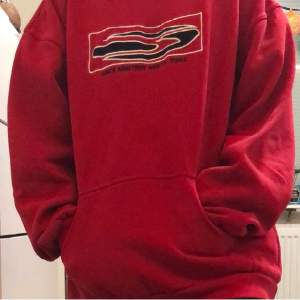 As cool röd hoodie från märket jay jays 