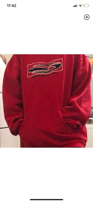 As cool röd hoodie från märket jay jays 