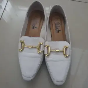 Vita skor storlek 6 lite deffekter