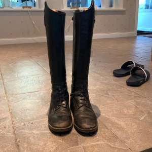 Ridstövlar stl 39 - Säljer dessa ridstövlar från crw för 200. Orginalpris 1200kr. De är rätt så använda men fortfarande i ett okej skick. Kan hämtas i Björklinge