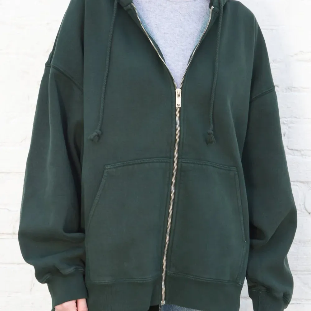 Brandy Melville mörk grön oversized Christy hoodie, sparsamt använd, som ny!💘💘. Hoodies.