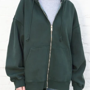 Brandy mörk grön hoodie - Brandy Melville mörk grön oversized Christy hoodie, sparsamt använd, som ny!💘💘