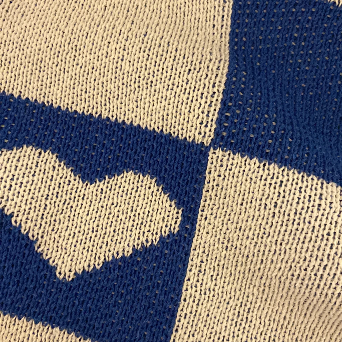 En fint mönstrat vit och blå stickad tröja! - 90