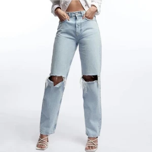 Blå jeans 90s highwaist - De populära jeansen som sålde slut på nolltid när de kom! Från gina tricot i storlek 38! Långa i benen 