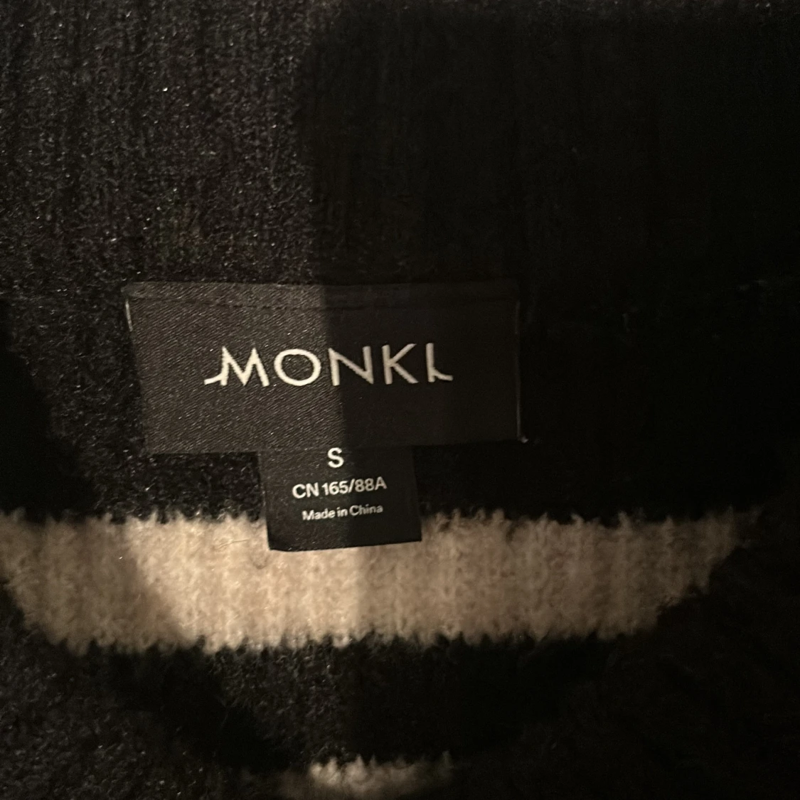 Stickad tröja MONKI - 90