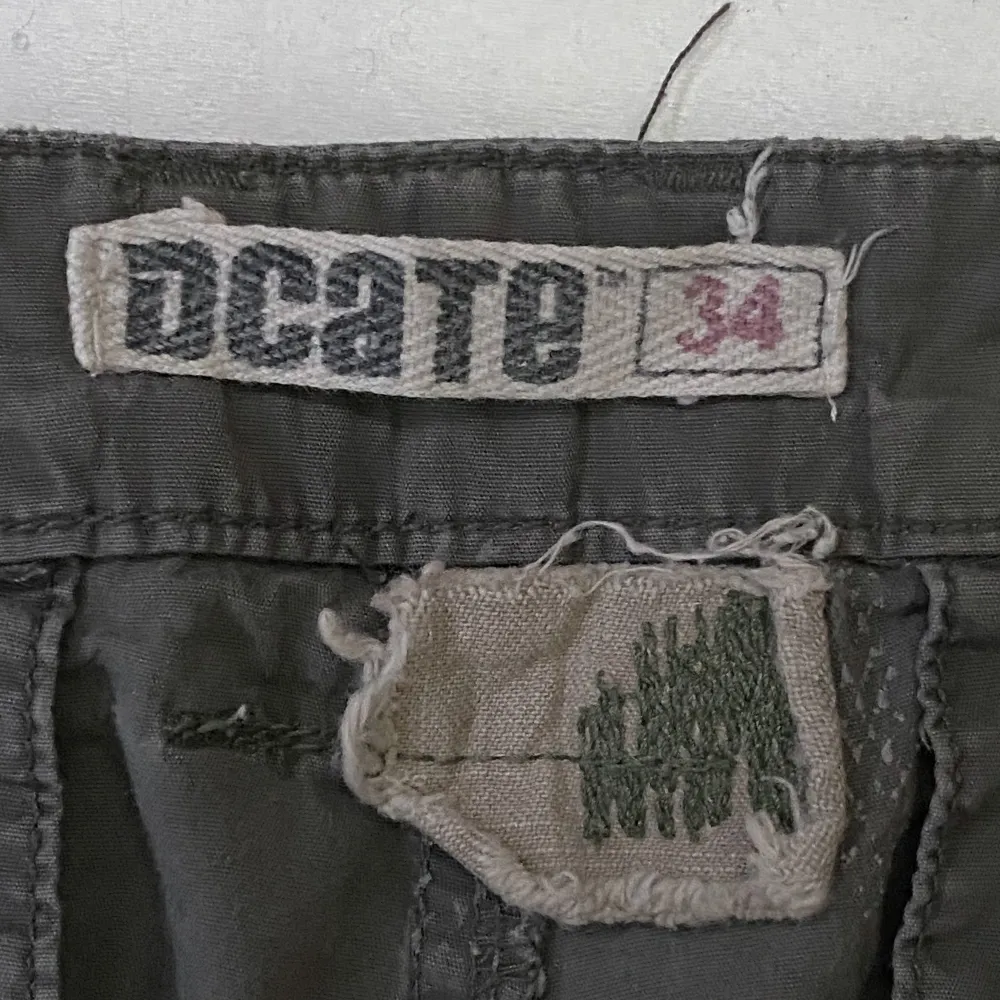 midja 78 cm innerbenmått 74 (jag är 164) bootcut mått 24 cm!! skitsnygga cargo jeans perfekt lowrise dem är tyvärr för små för mig😭 skitcoola detaljer med knappar och allt bara att fråga om fer bilder!! möts gärna men kan frakta🩷 . Jeans & Byxor.
