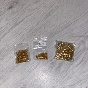 Guld kedjor  - 3 olika storlekar med guld kedjor (inte riktigt guld) STÅR EJ FÖR FRAKTEN