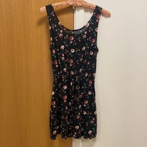 Blommig klänning  - Söt blommig klänning från Bik Bok🖤💗Stl M. Sparsamt använd!  Hinner inte använda den. Hoppas den ska hitta någon ny som kan älska den. 